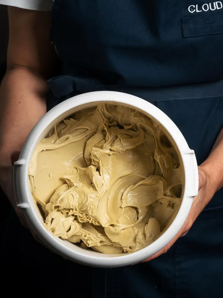 Cubeta de gelato de pistacho recién hecho