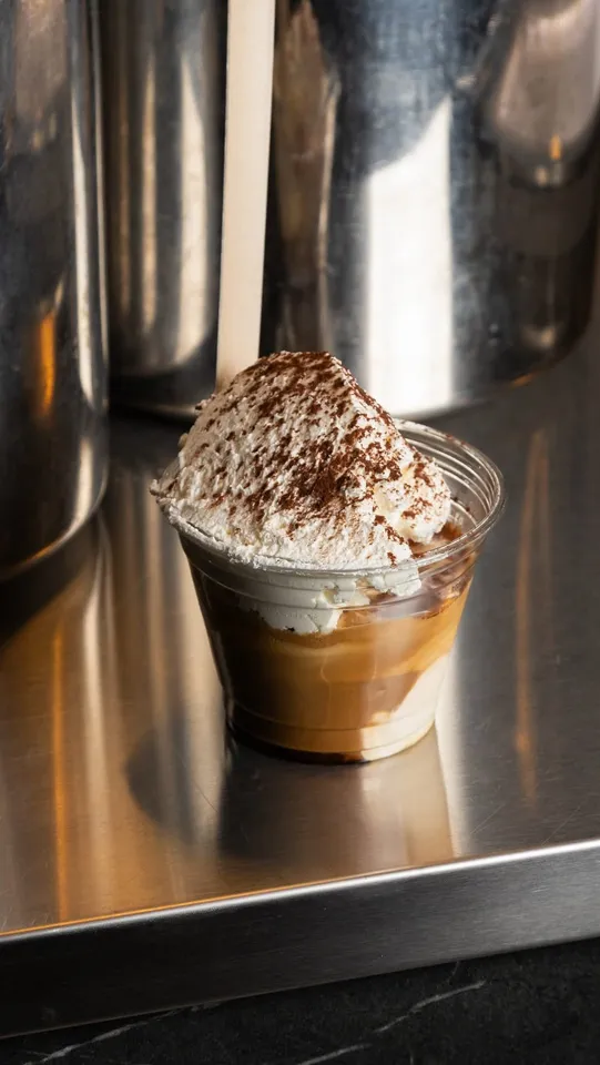 Affogato en vaso con nata y cacao