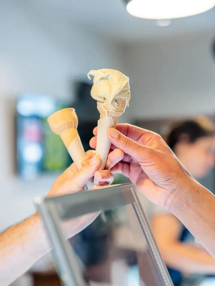 Cucuruchos de gelato servidos en el mostrador