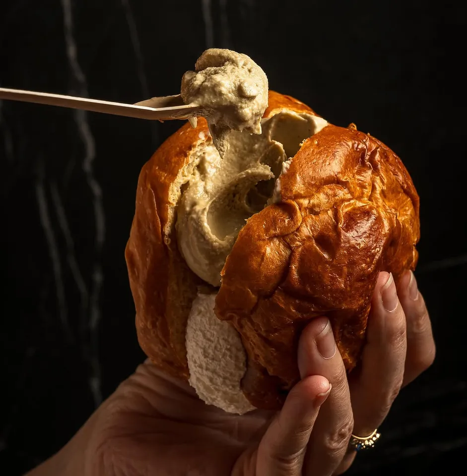 Brioche col tuppo relleno de gelato